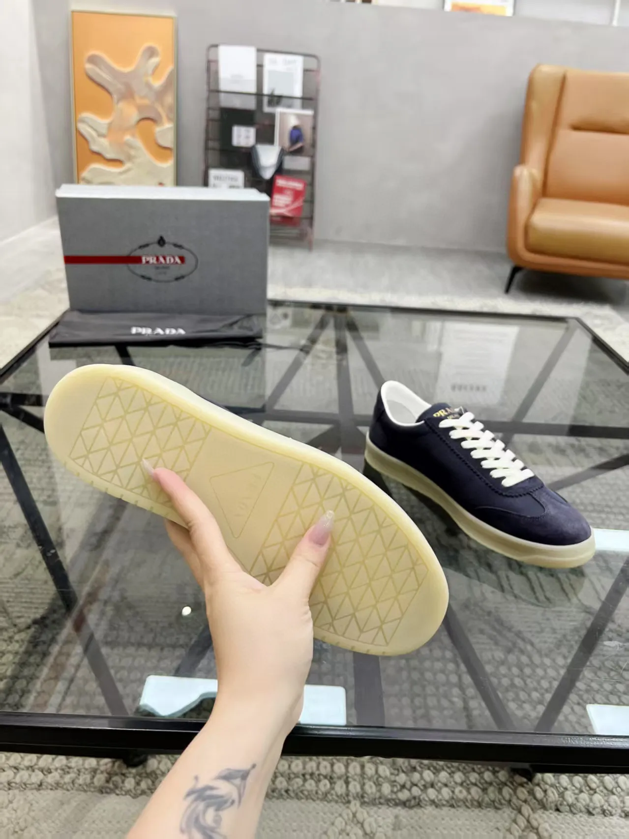 Factory price: 380💰Prada new men's leather sports shoes, the highest version on the market, any comparison is welcome🆚! The original leather has excellent texture and is super high-end! Fetal sheep net lining imported from Italy, removable pad! Luxurious materials and fine workmanship, highly recommended! Code number: 38-44, customized 45